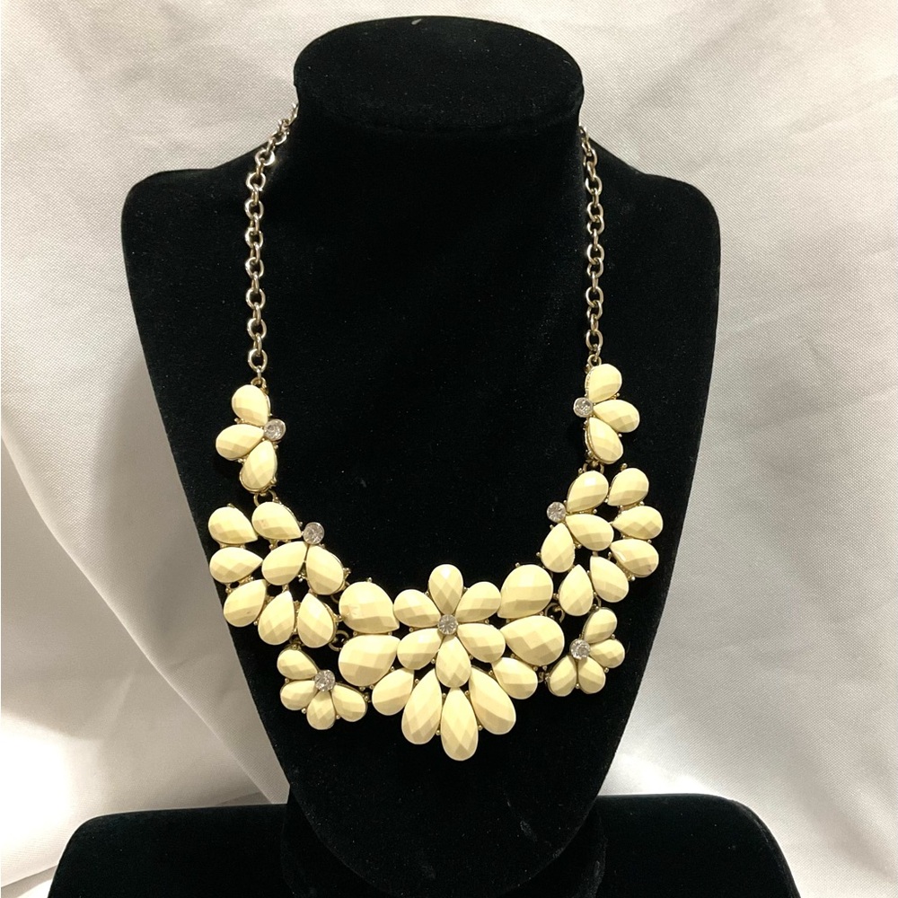 VINTAGE FLOWER SHAPED FACETED ACRYLIC NECKLACE - Picture 3 of 4